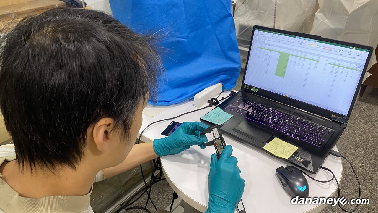 驗光師林青鋒戴著手套,一邊用游標卡尺量鏡片,一邊對照筆電上的 Excel 表格 驗光師林青鋒戴著手套,一邊用游標卡尺量鏡片,一邊對照筆電上的 Excel 表格